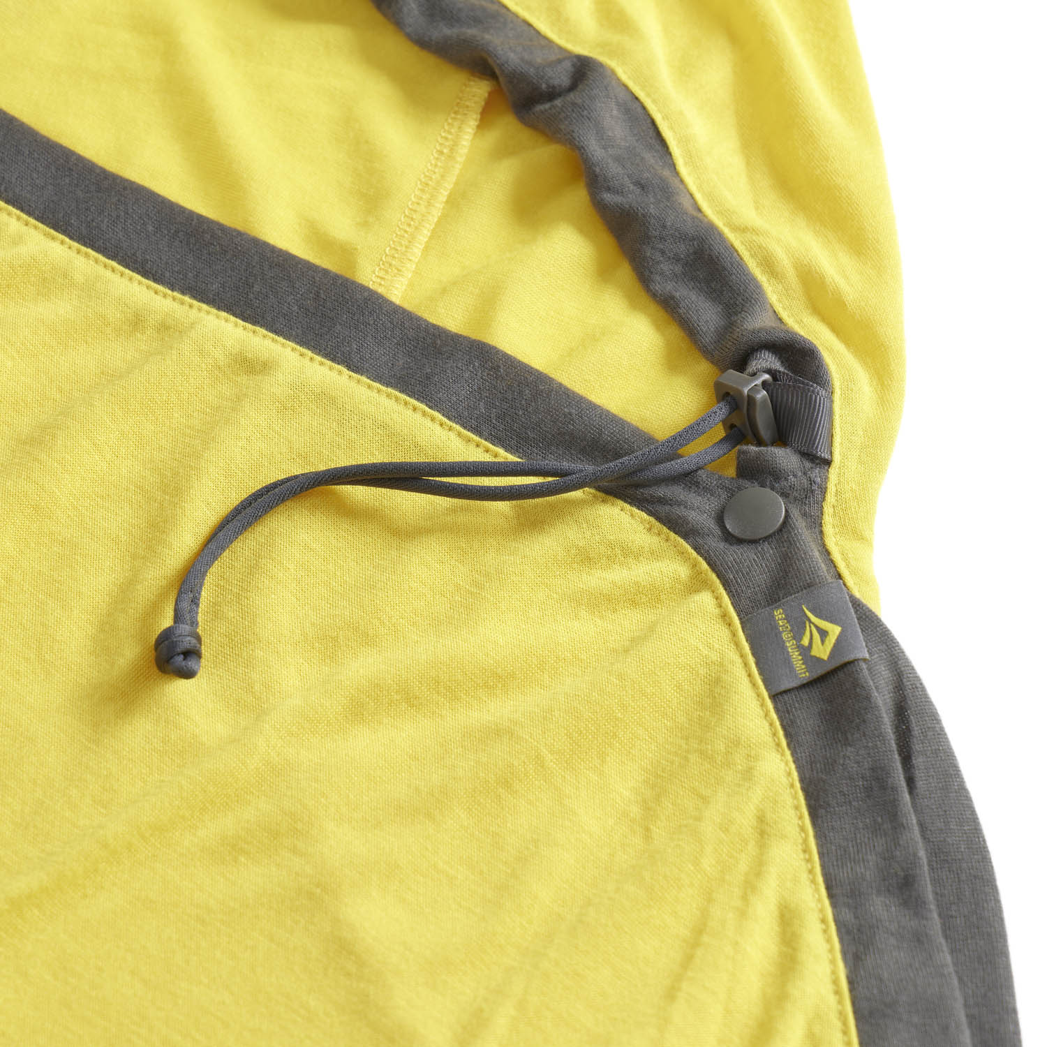 Contrasting colors: easy entry, easy drawcord location